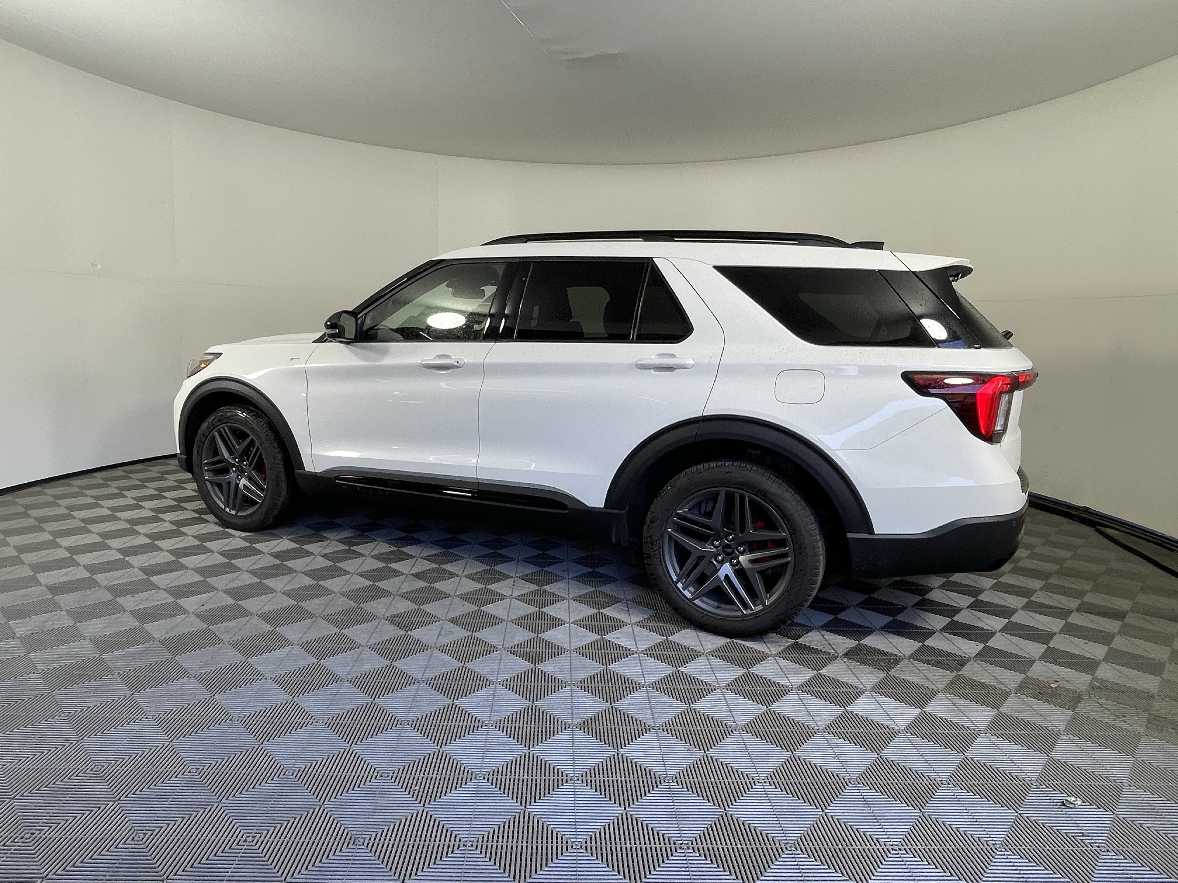 Used 2026 Ford Explorer ST-Line w/ ST-Line Street Pack AWD/4WD image 2