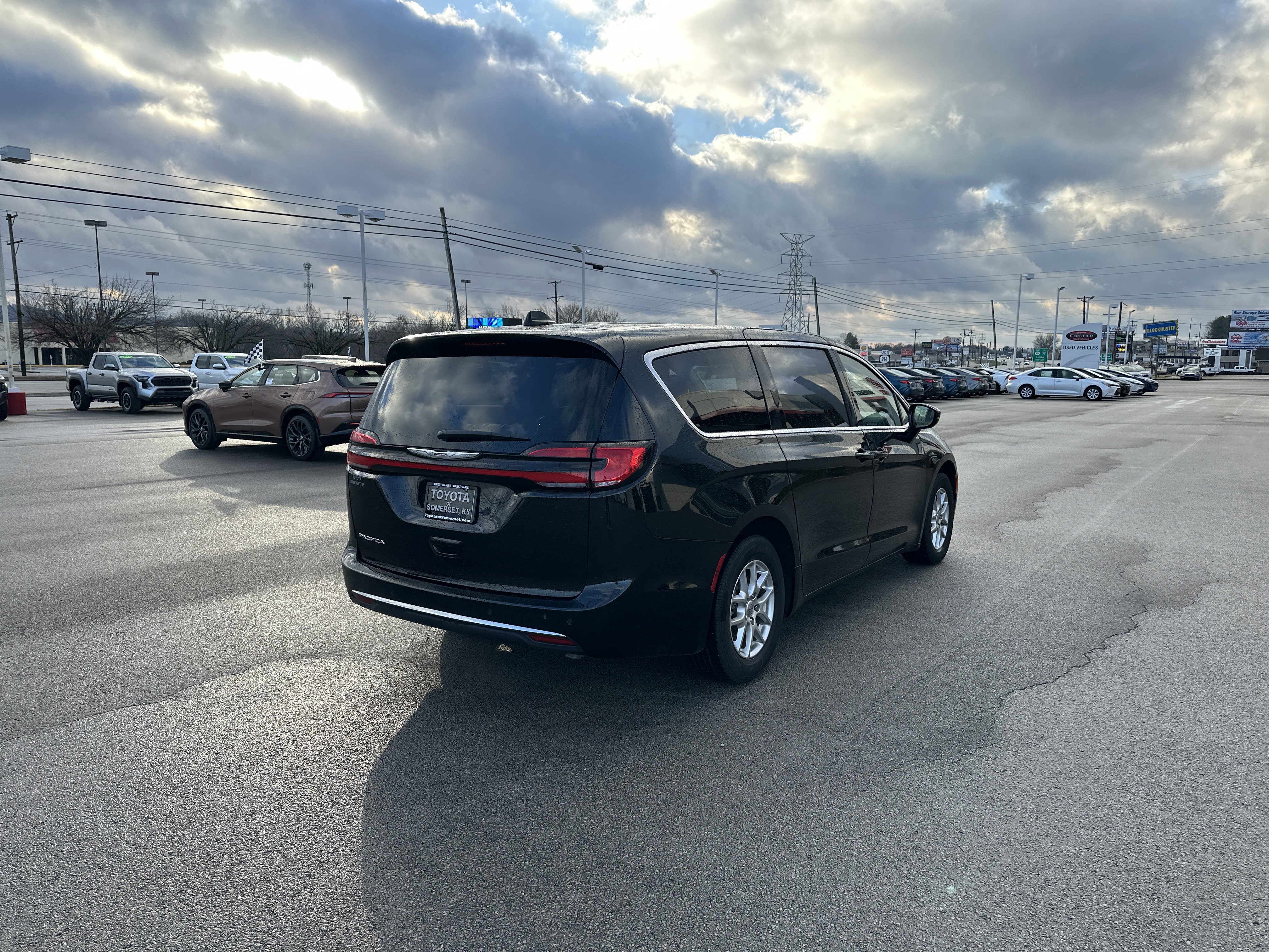 Used 2024 Chrysler Pacifica Touring-L image 3