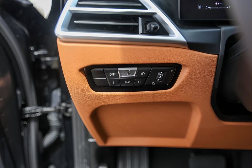 Used 2025 BMW 330i Sedan w/ Premium Package image 15