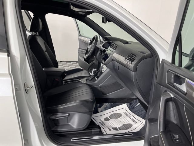 Used 2023 Volkswagen Tiguan SE R-Line FWD image 40