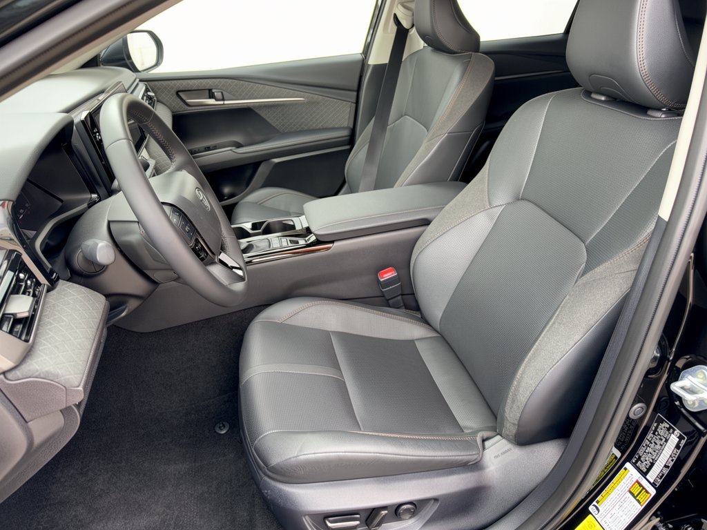 Used 2025 Toyota Camry XLE FWD image 5