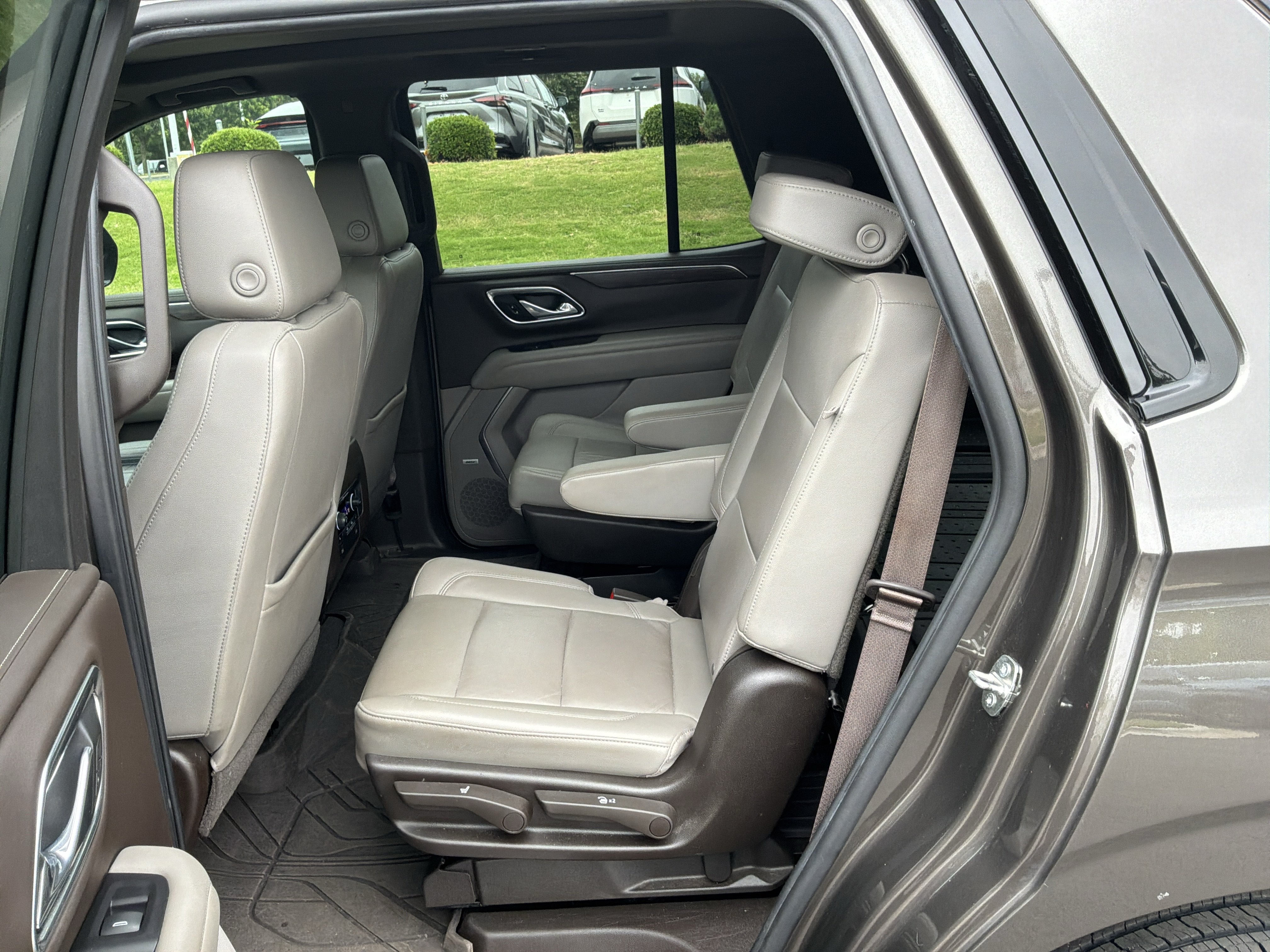 Used 2021 Chevrolet Tahoe Z71 w/ Z71 Signature Package AWD/4WD image 31