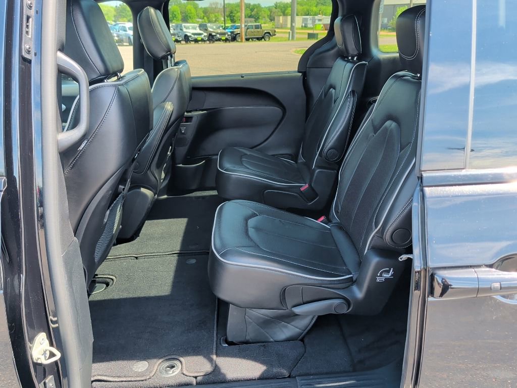 Used 2025 Chrysler Pacifica Limited FWD image 37