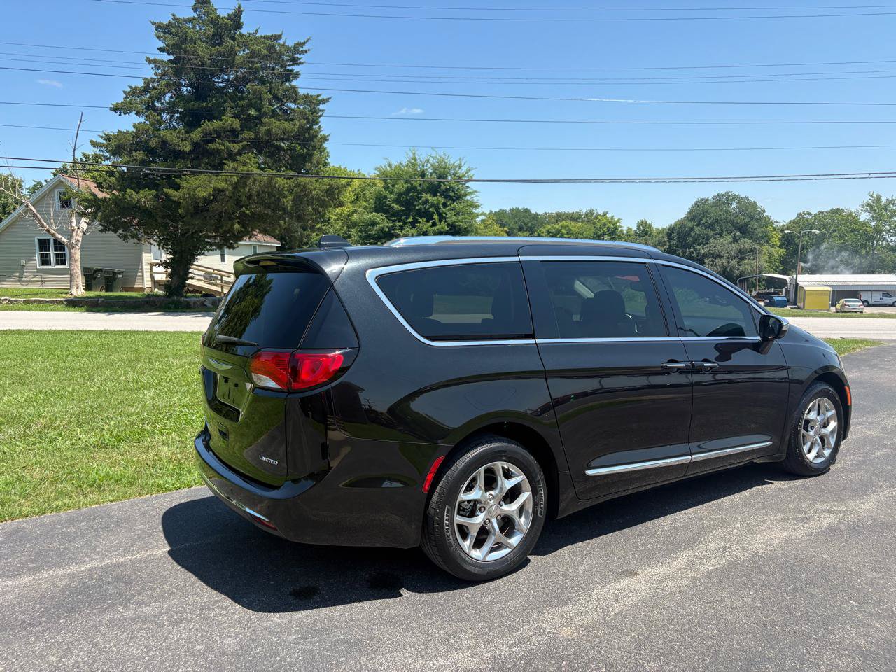 Used 2017 Chrysler Pacifica Limited w/ UConnect Theater Package FWD image 33