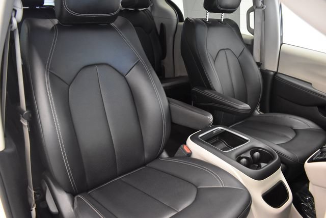 Used 2024 Chrysler Pacifica Touring-L FWD image 6