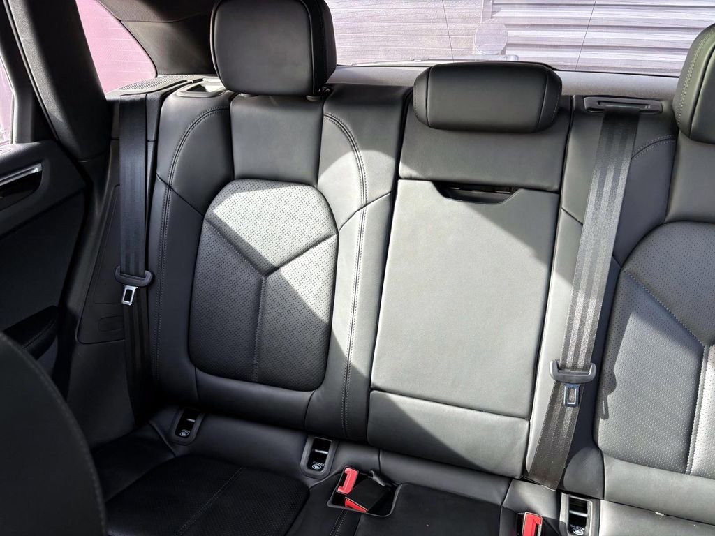Certified 2024 Porsche Macan image 39