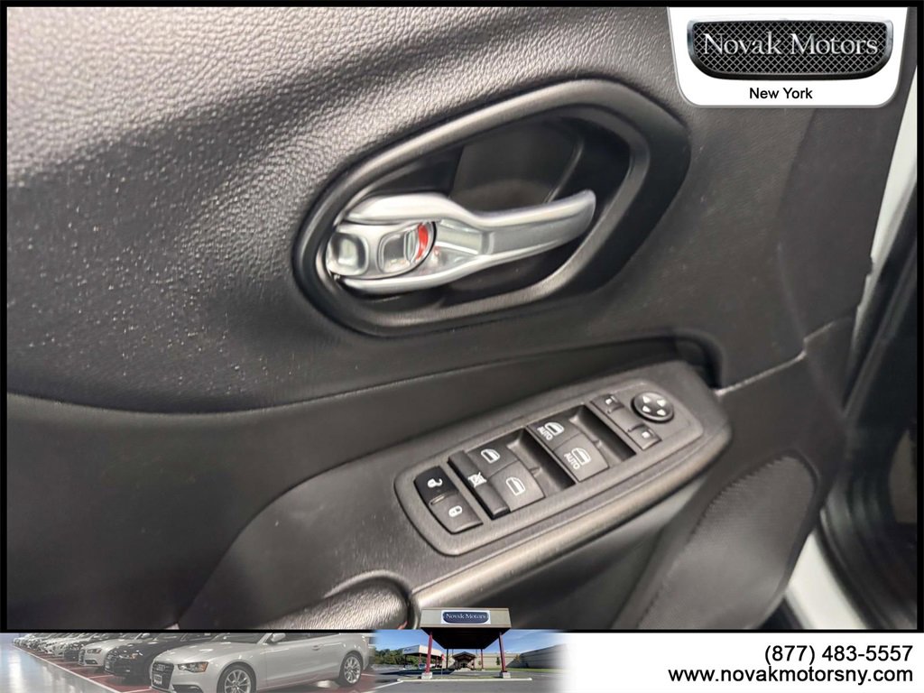 Used 2022 Jeep Cherokee Trailhawk image 13