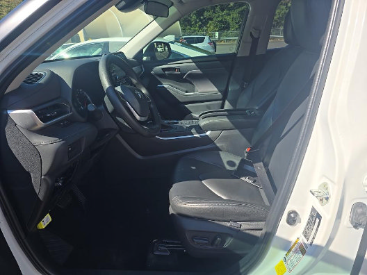 Used 2022 Toyota Highlander L FWD image 12