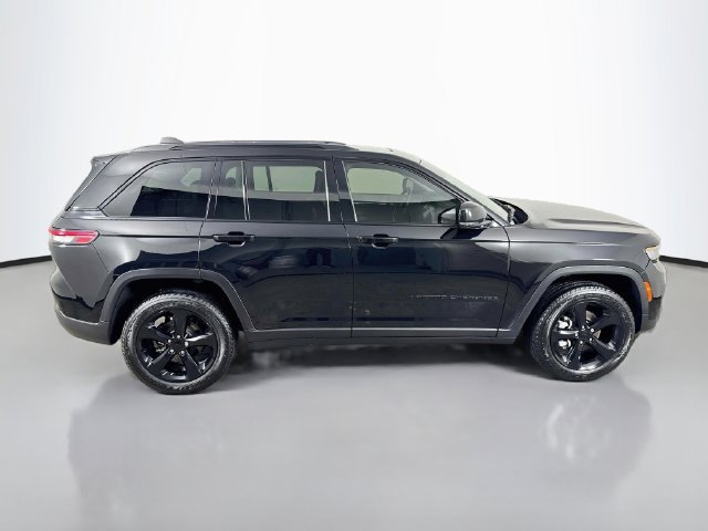 Used 2024 Jeep Grand Cherokee Limited w/ Black Appearance Package AWD/4WD image 5