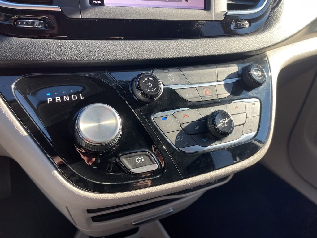 Used 2022 Chrysler Voyager LX image 13