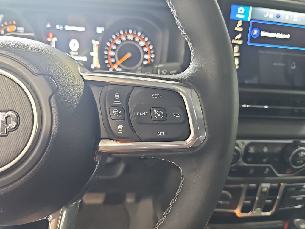 Used 2025 Jeep Wrangler Unlimited Sahara AWD/4WD image 17