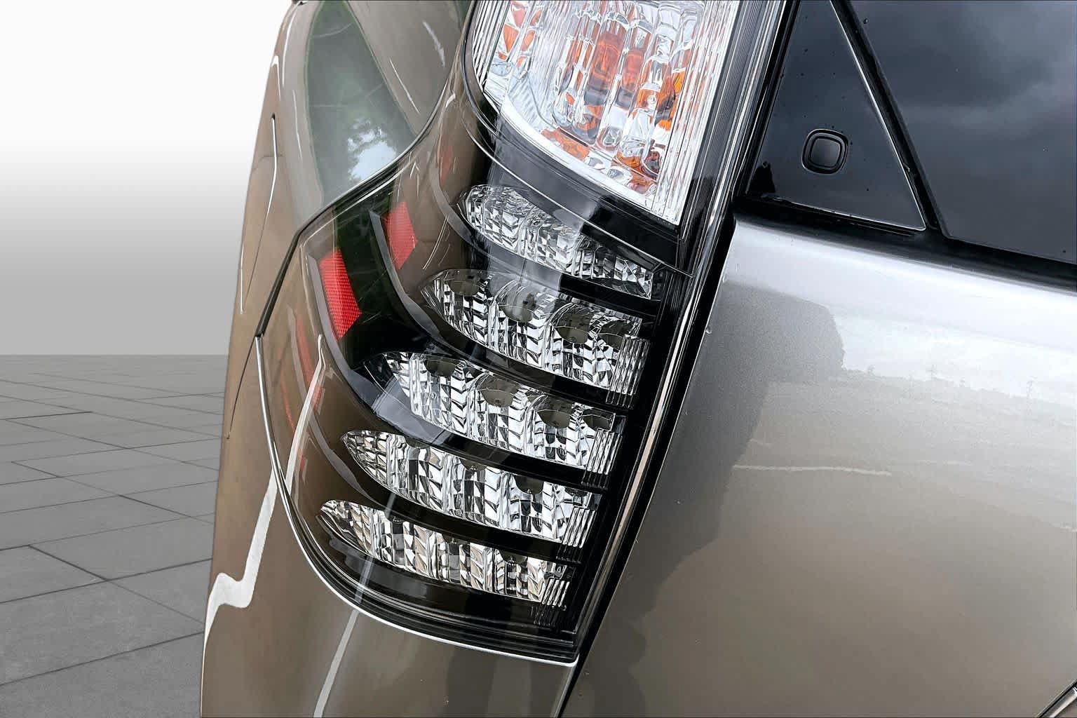Used 2023 Lexus GX 460 Luxury w/ Sport Design Package AWD/4WD image 29