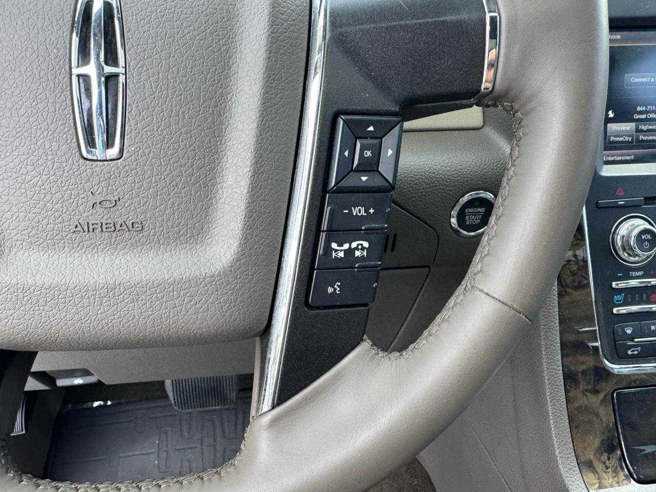 Used 2015 Lincoln Navigator 4WD image 25