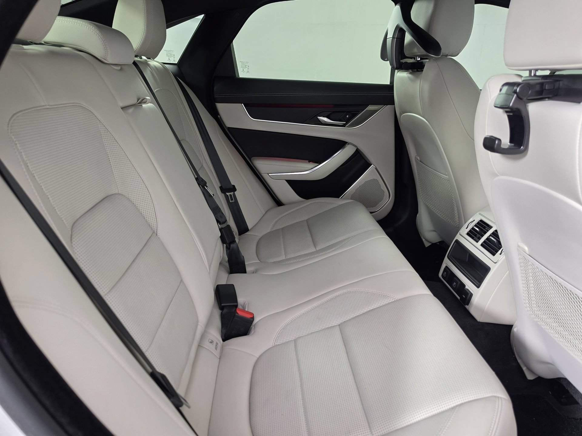 Used 2024 Jaguar XF R-Dynamic SE AWD/4WD image 45