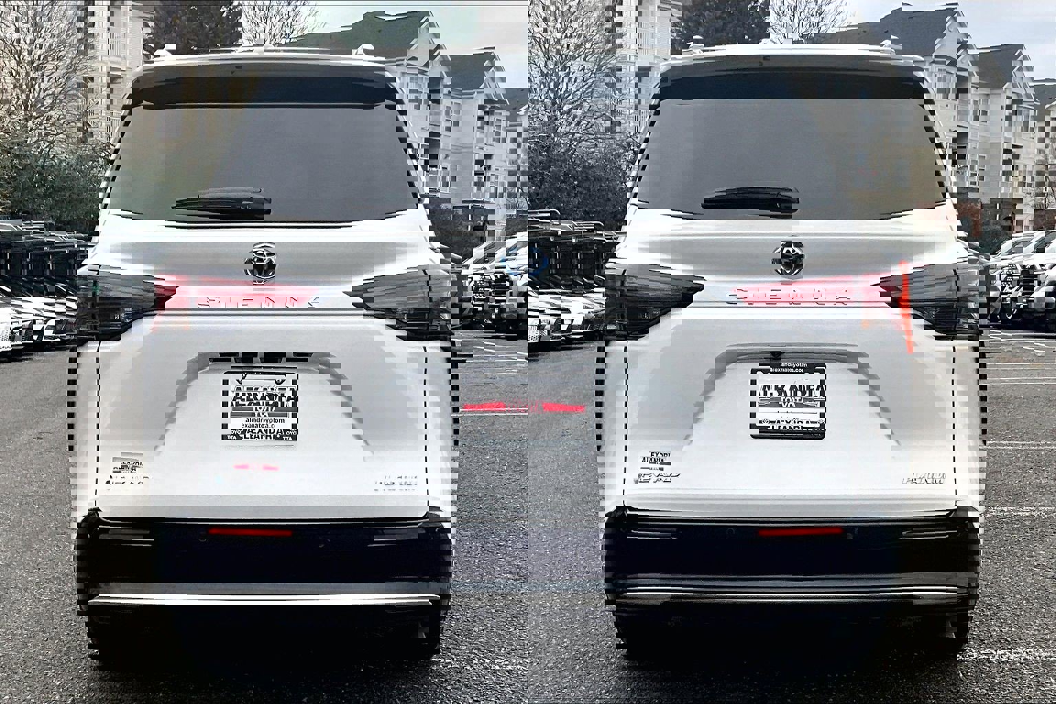 Used 2025 Toyota Sienna Platinum image 4