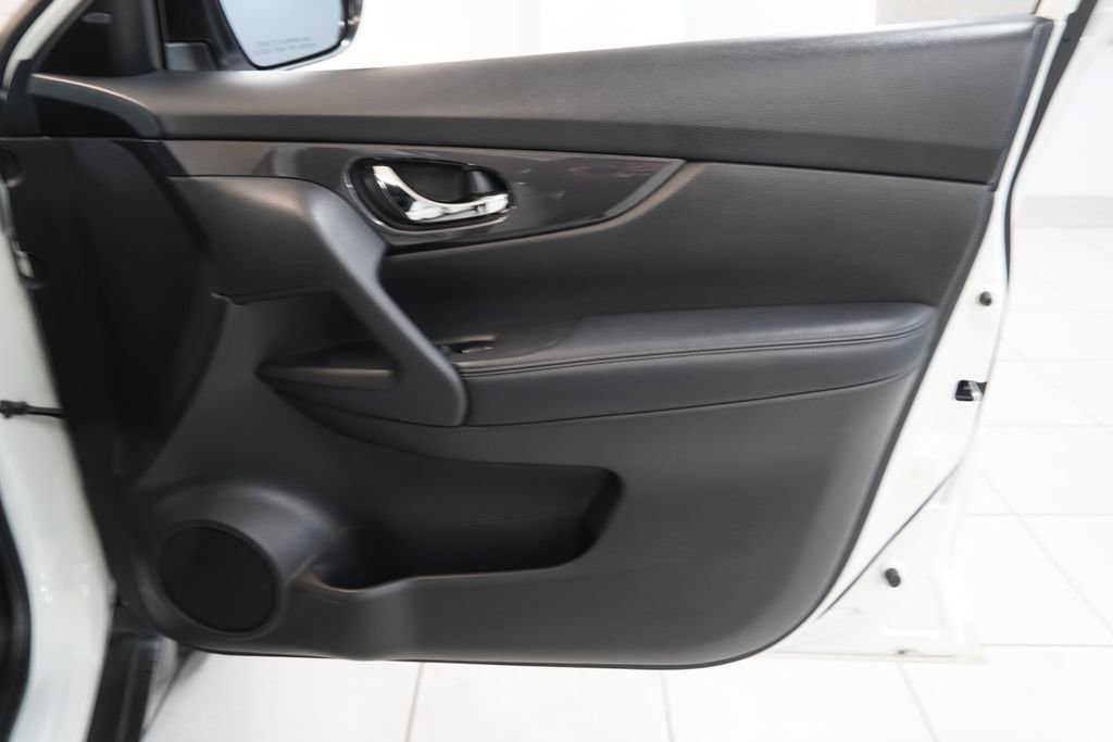 Used 2017 Nissan Rogue SV w/ SV Premium Package AWD/4WD image 29