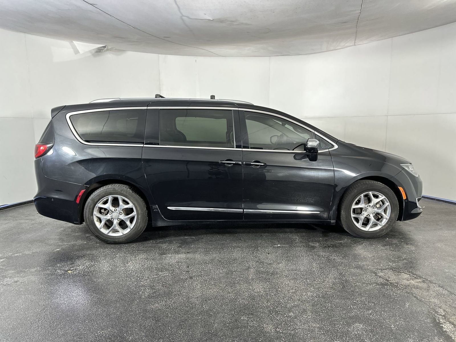 Used 2018 Chrysler Pacifica Limited image 14