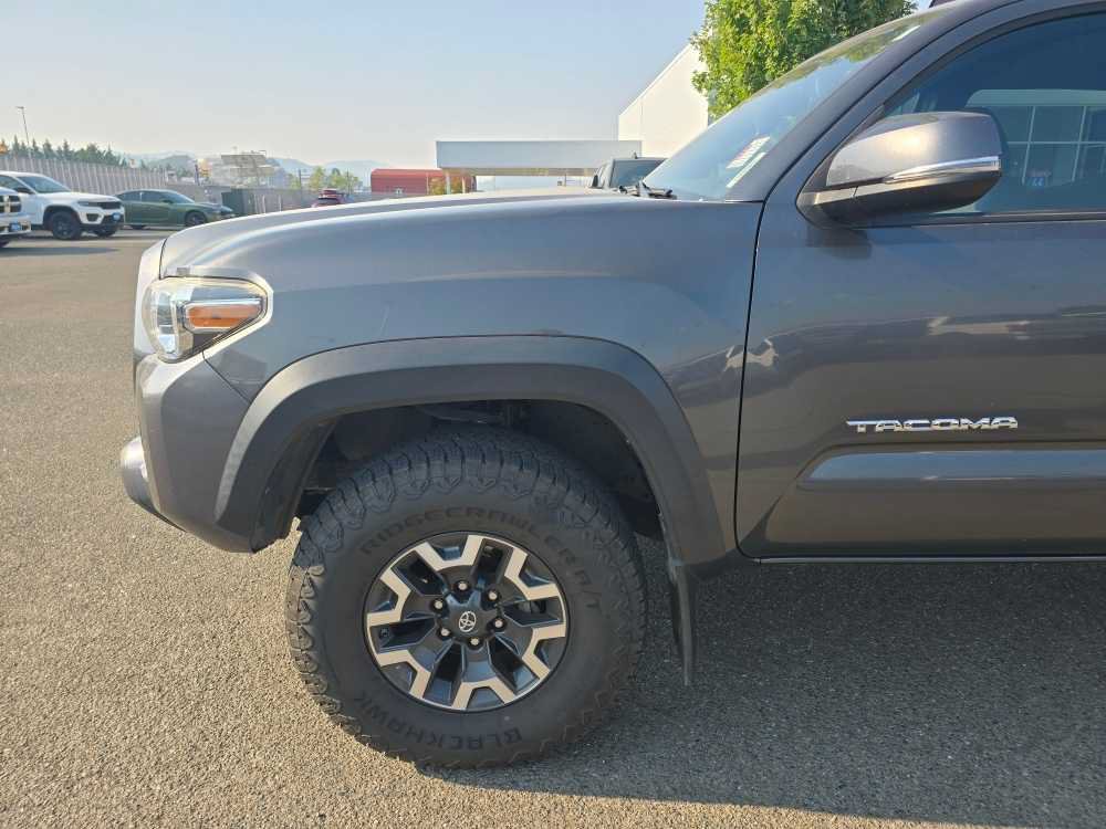 Used 2018 Toyota Tacoma TRD Off-Road AWD/4WD image 13