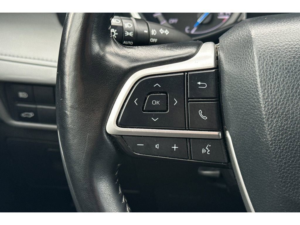 Certified 2022 Toyota Highlander XLE image 28