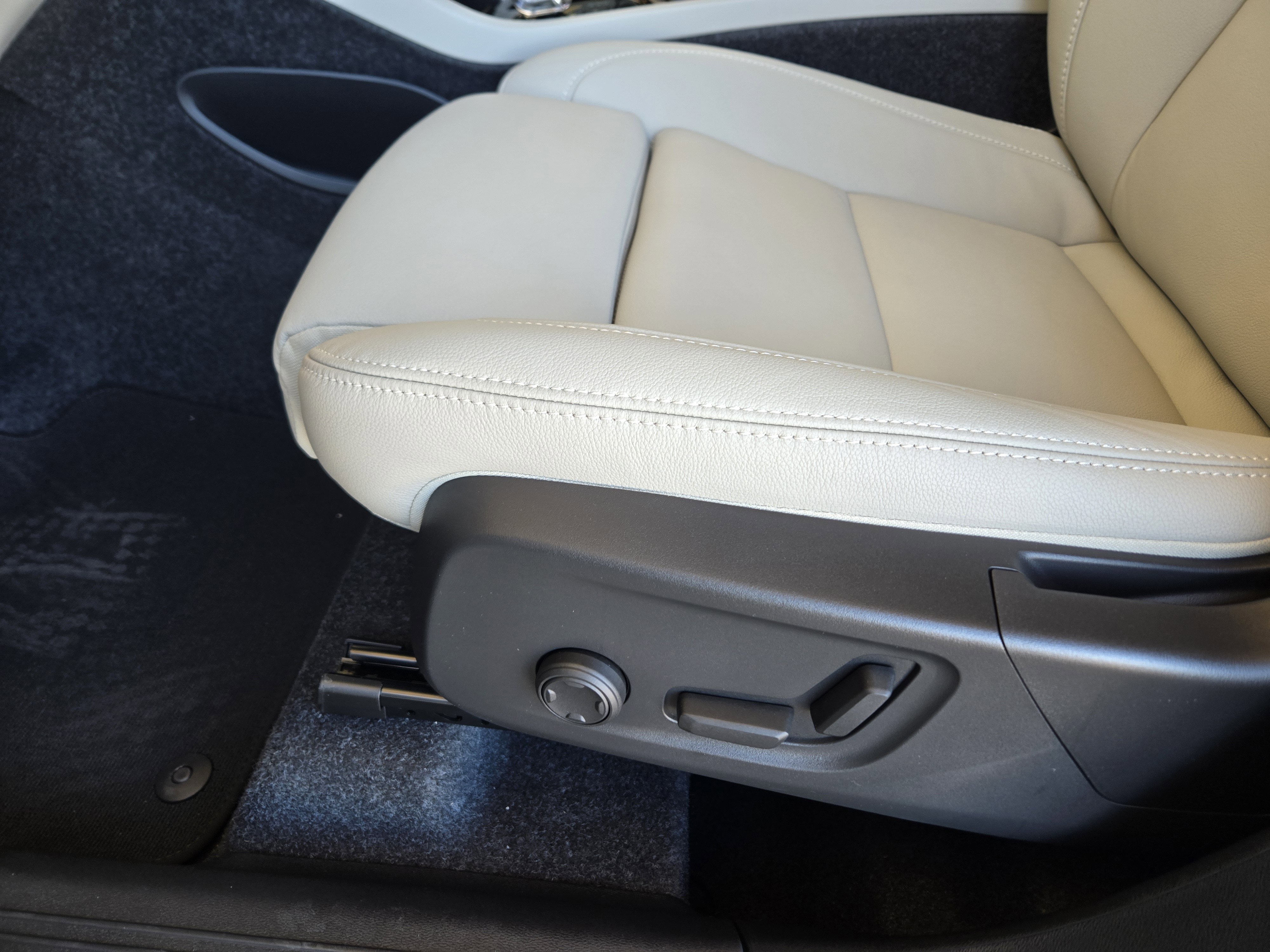 New 2026 Volvo XC40 B5 Ultra w/ Protection Package Premier image 26