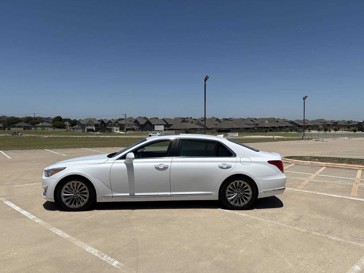 Used 2017 Genesis G90 3.3T Premium RWD image 2