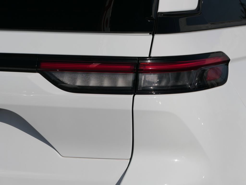 Used 2023 Jeep Grand Cherokee Altitude image 4