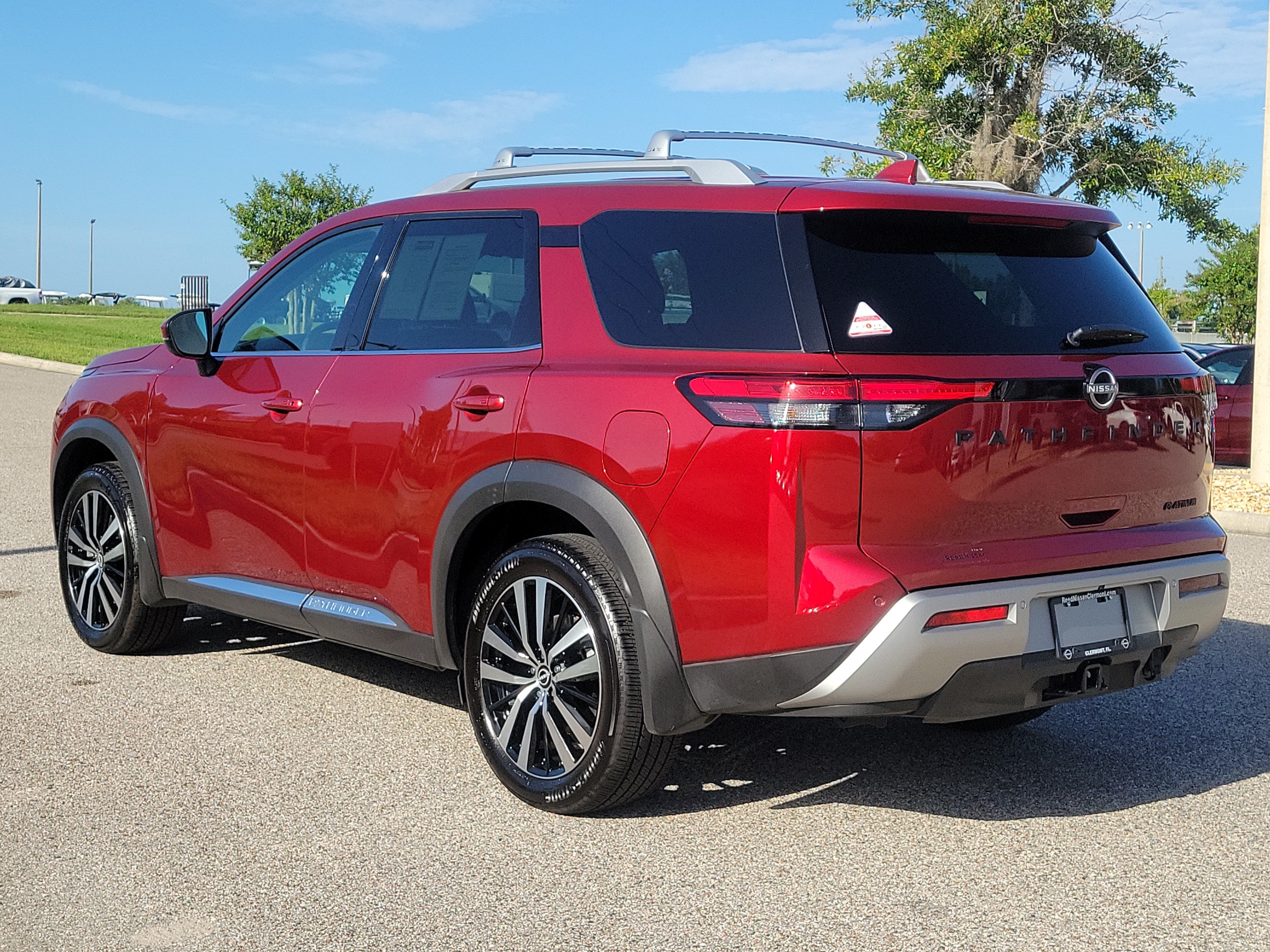 Certified 2025 Nissan Pathfinder Platinum w/ Black Appearance Package FWD image 8