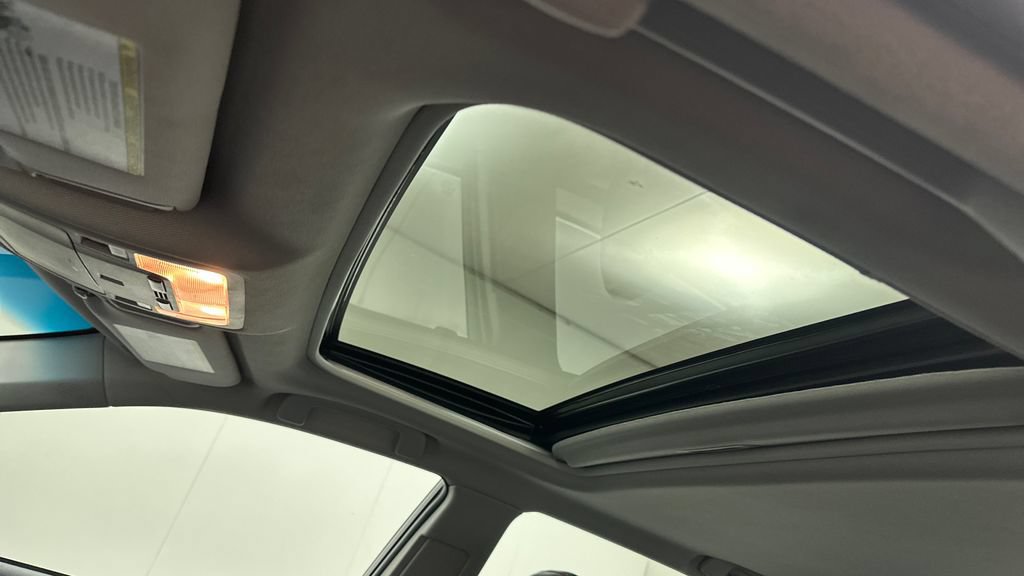 Used 2016 Toyota Camry SE w/ Moonroof Package FWD image 17