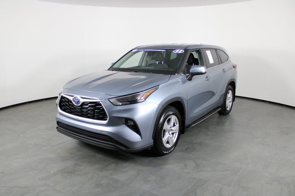 Used 2022 Toyota Highlander LE image 2