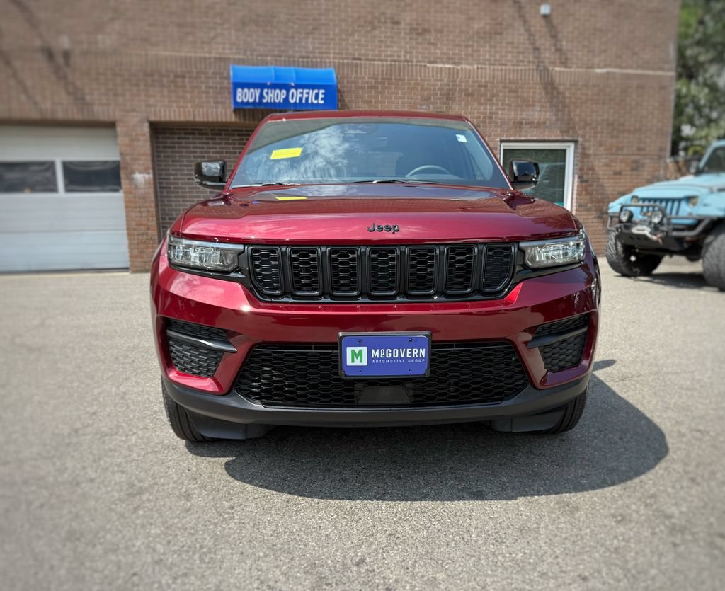 Used 2025 Jeep Grand Cherokee Altitude AWD/4WD image 2