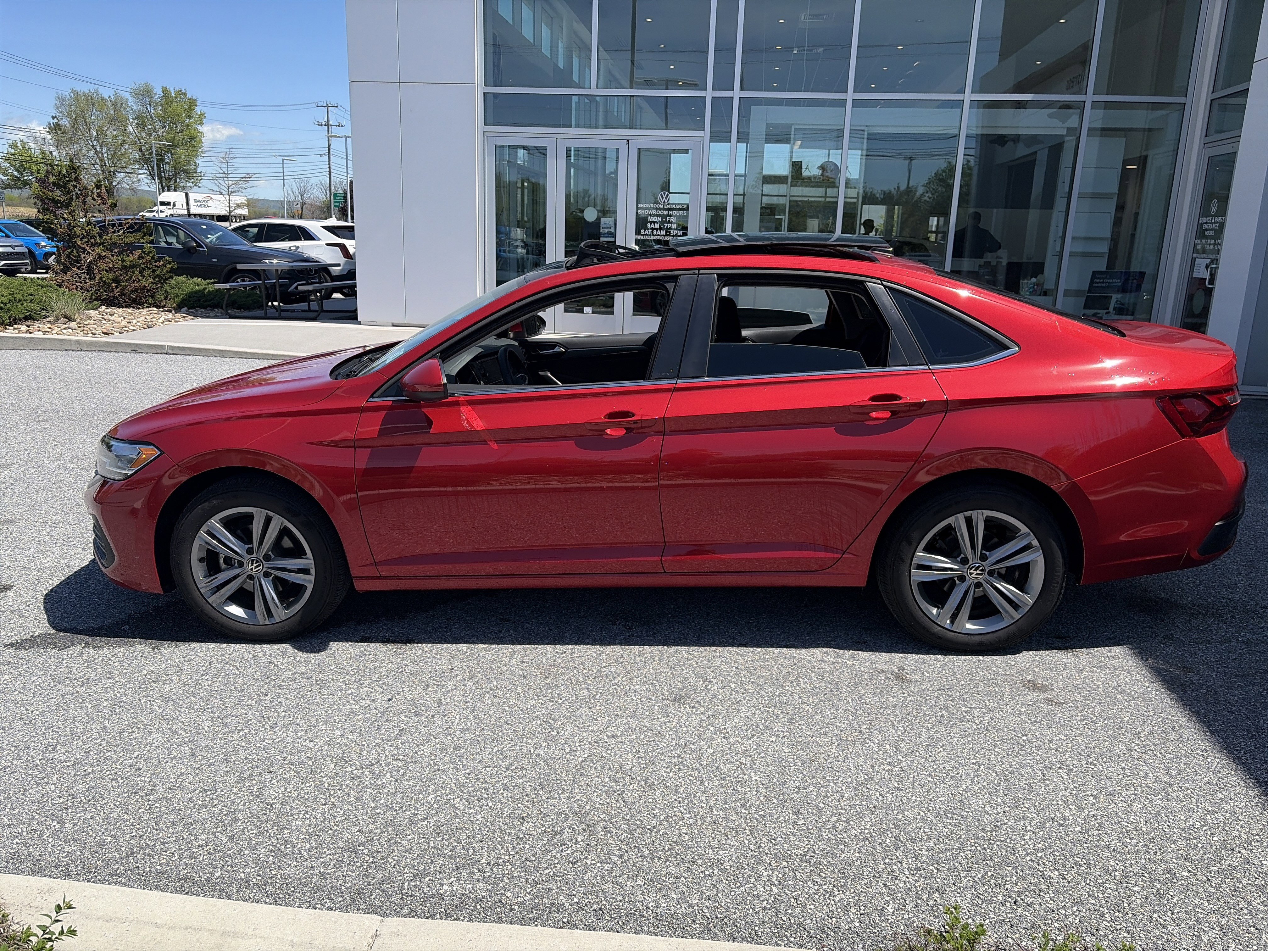 Used 2024 Volkswagen Jetta SE w/ Panoramic Sunroof Package FWD image 8
