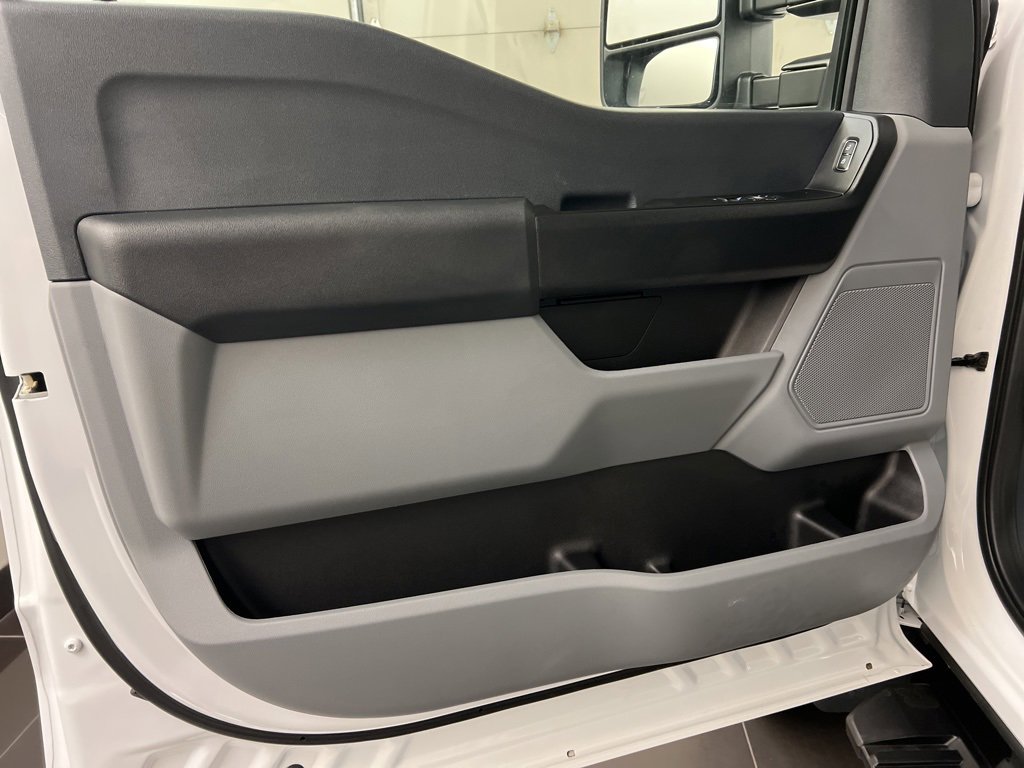 New 2025 Ford F550 4x4 Regular Cab Super Duty image 25