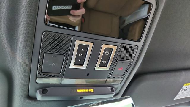 Used 2025 Land Rover Defender 90 X-Dynamic SE image 51