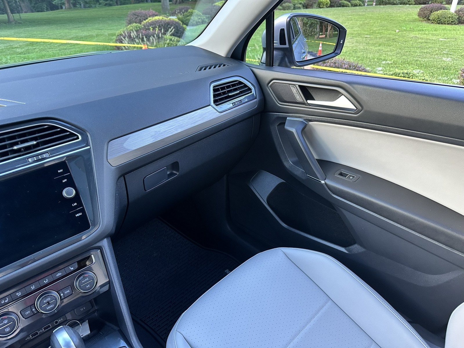 Used 2020 Volkswagen Tiguan SEL AWD/4WD image 15