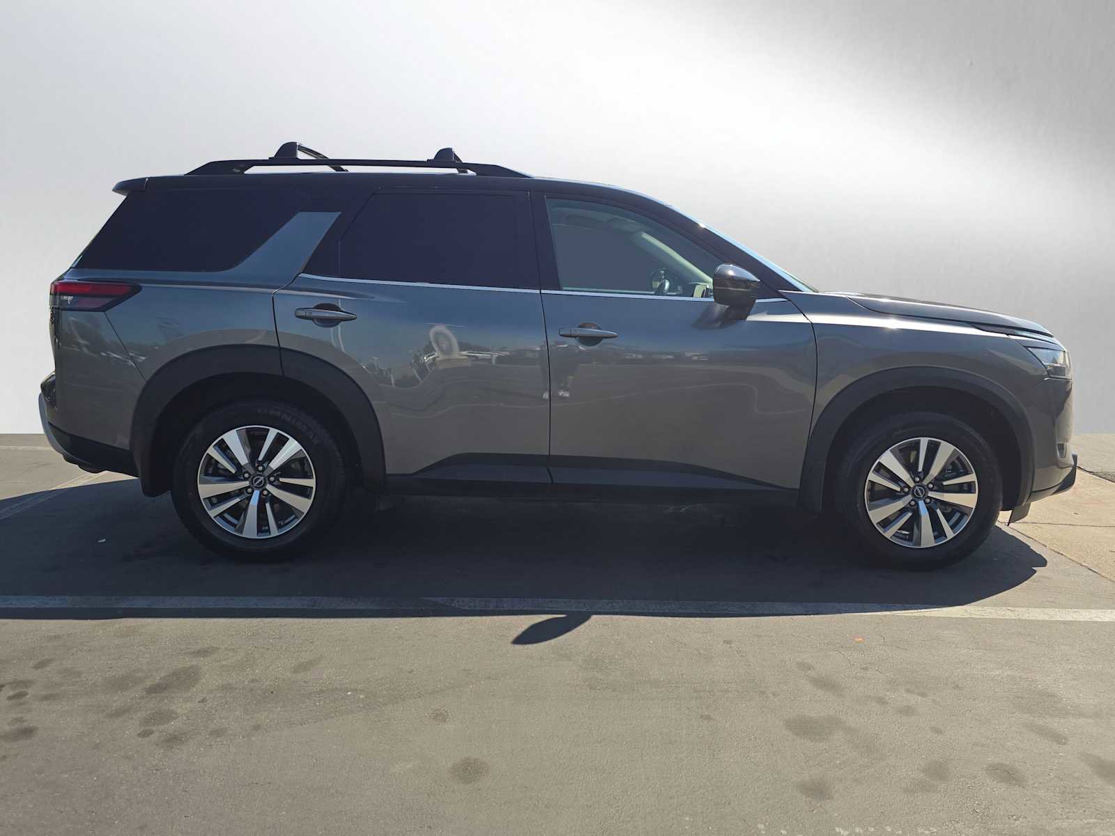 Used 2022 Nissan Pathfinder SL w/ Cargo Package image 2