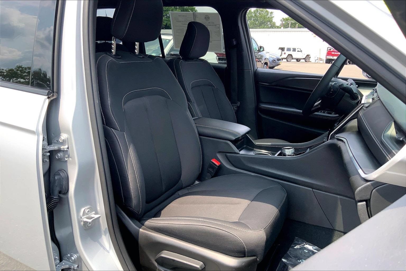 Certified 2025 Jeep Grand Cherokee Laredo X w/ Luxury Tech Group I AWD/4WD image 7