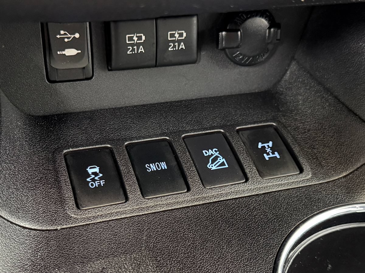 Used 2017 Toyota Highlander SE AWD/4WD image 24