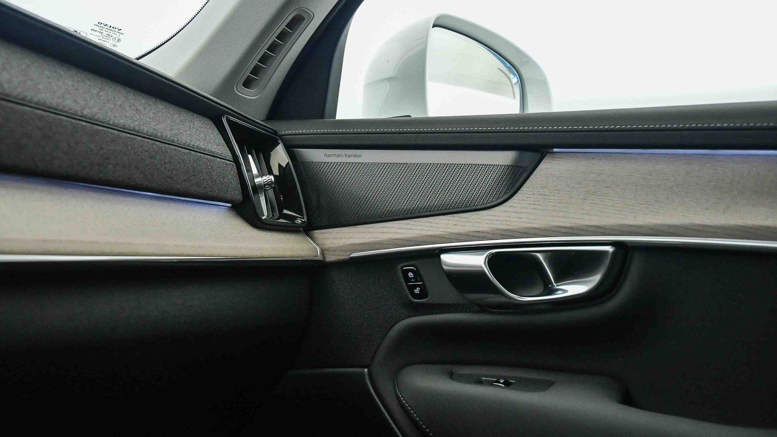 Certified 2025 Volvo XC90 B6 Plus w/ Protection Package Premier image 29