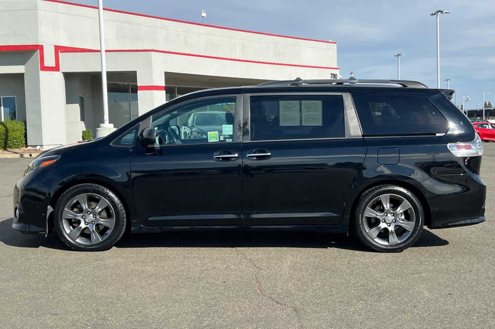 Used 2015 Toyota Sienna SE w/ SE Preferred Package FWD image 9
