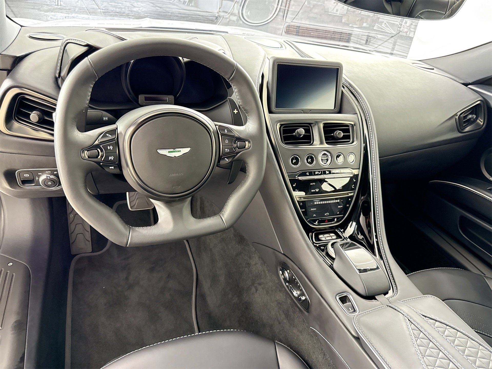 Used 2023 Aston Martin DBS Coupe image 19
