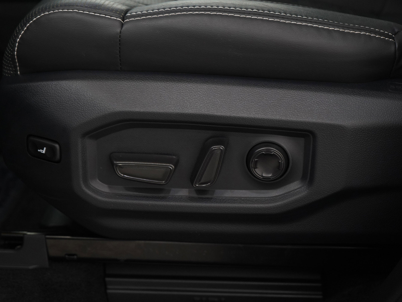 Used 2025 Toyota Sequoia Capstone image 34