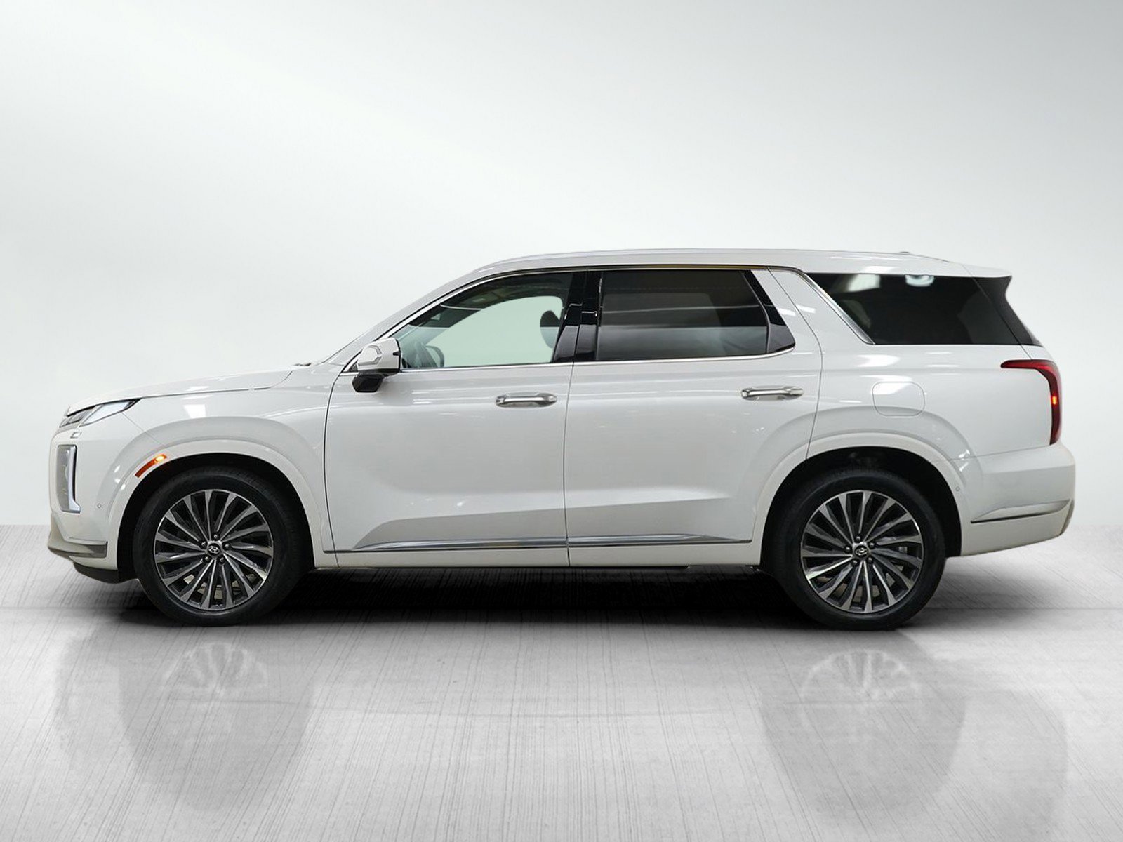 Used 2024 Hyundai Palisade Calligraphy AWD/4WD image 2
