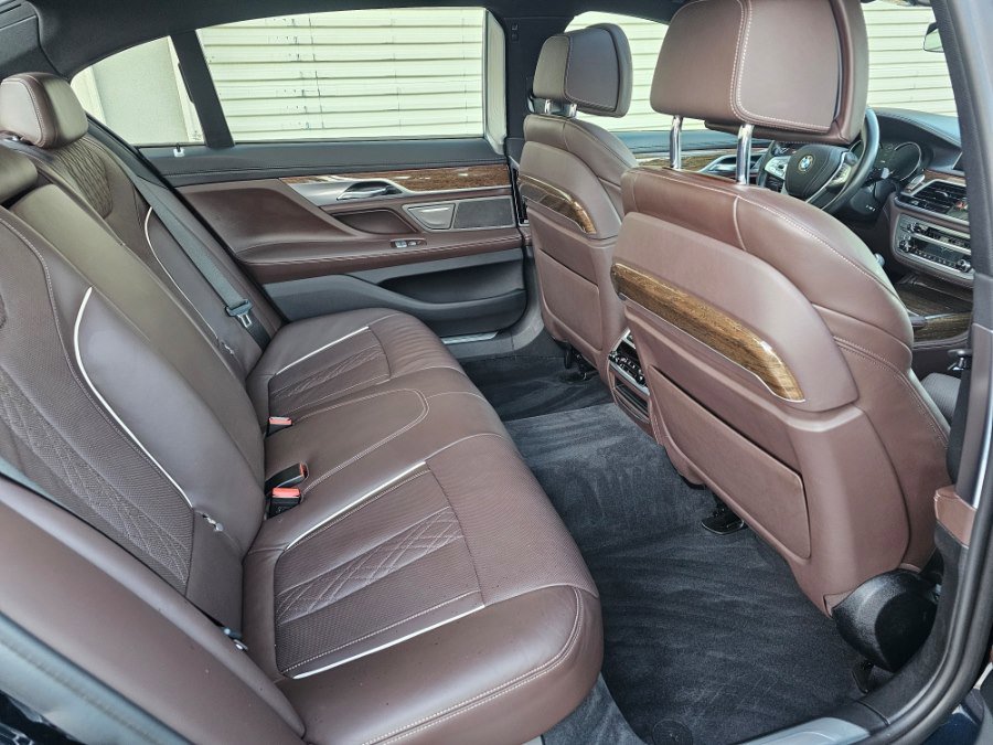 Used 2019 BMW 750i xDrive w/ Executive Package image 11