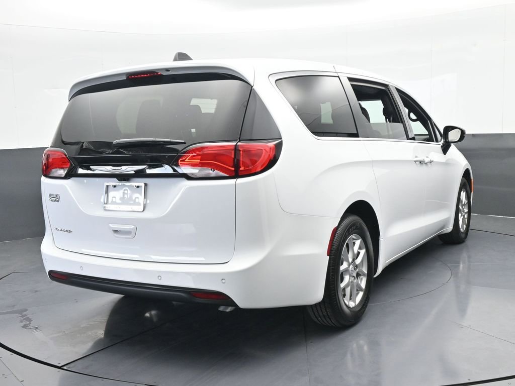 Used 2026 Chrysler Voyager LX image 5