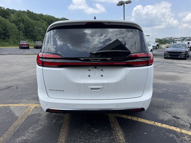 New 2027 Chrysler Pacifica Select FWD image 4