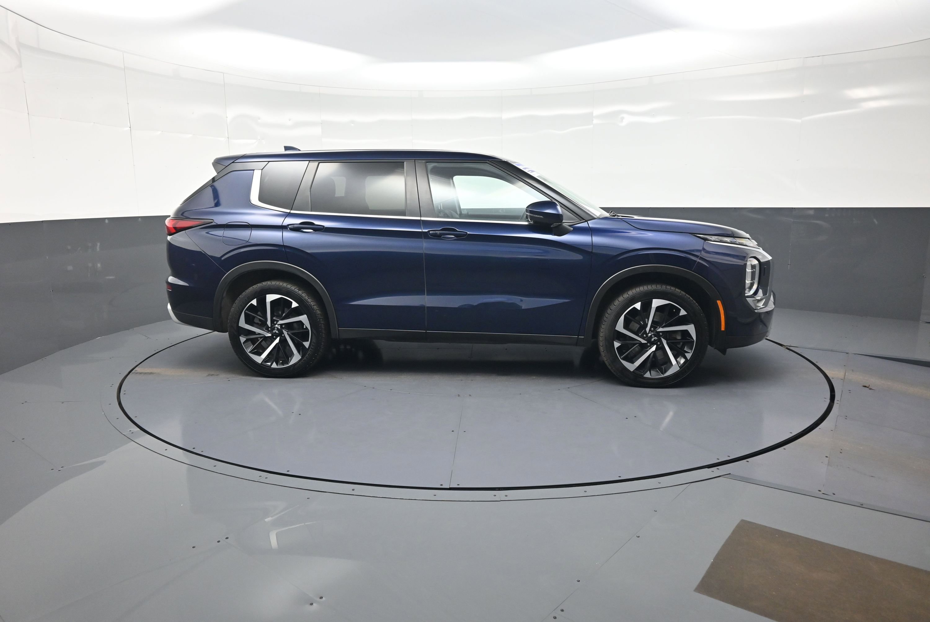 Used 2023 Mitsubishi Outlander SE AWD/4WD image 2