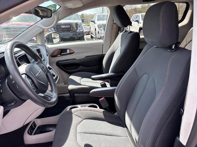 Used 2017 Chrysler Pacifica Touring image 18