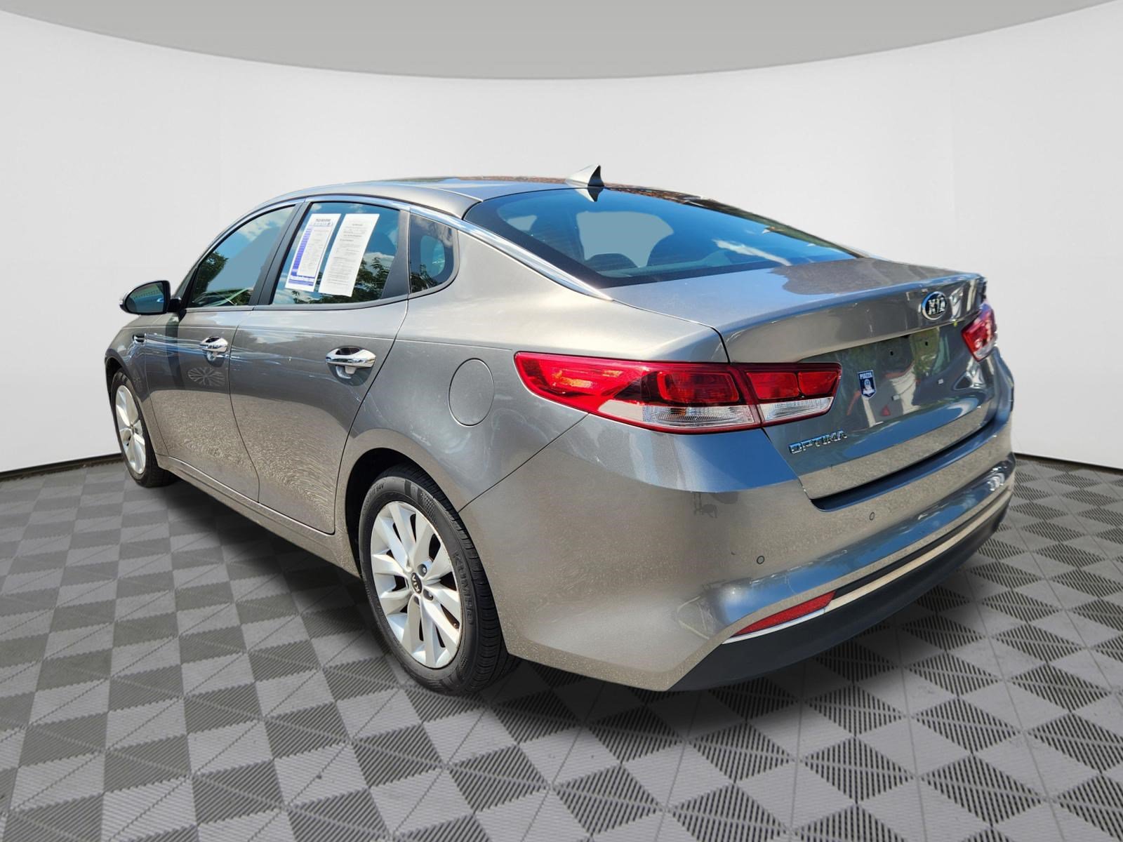 Used 2018 Kia Optima LX w/ 17" Alloy Wheels Package FWD image 3