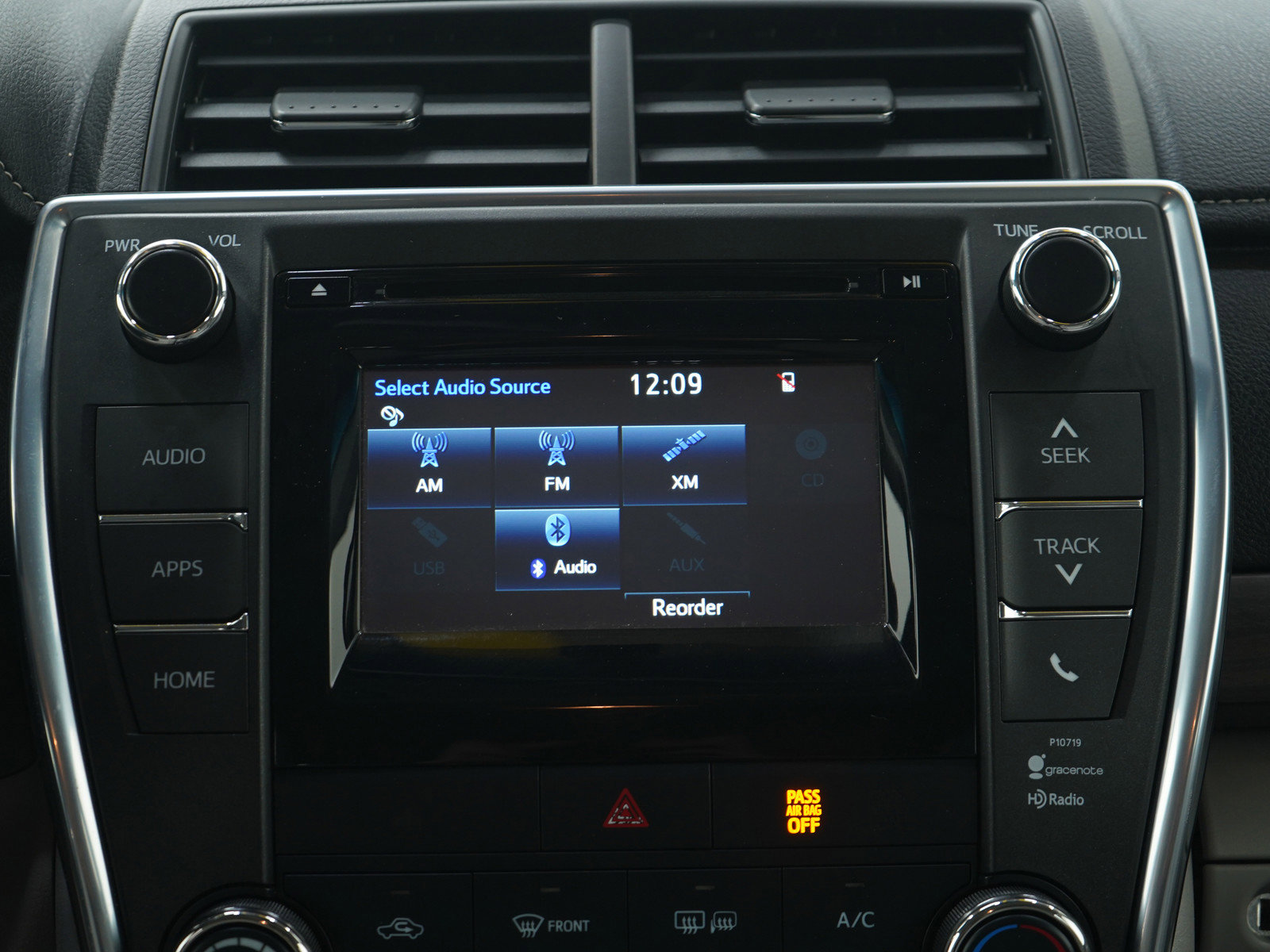 Used 2015 Toyota Camry LE image 16