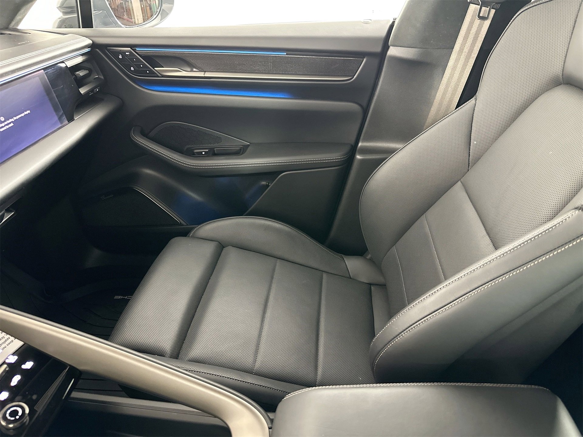 Certified 2025 Porsche Macan Turbo Electric image 31